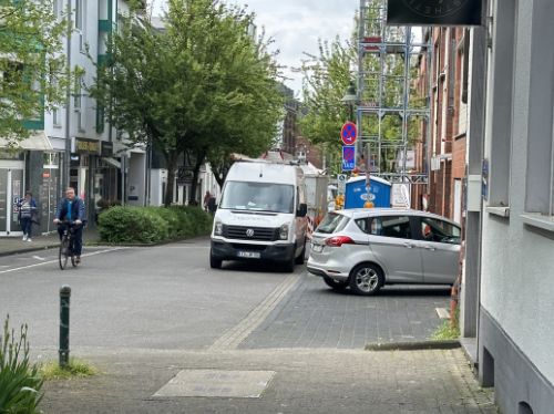 Bergische Landstraße Blick Richtung Fußgängerzone im Mai 2023
