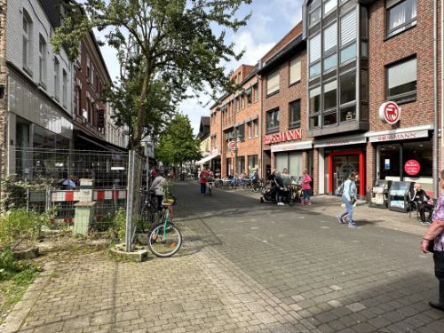Bergische Landstraße Fußgängerzone im Mai 2023